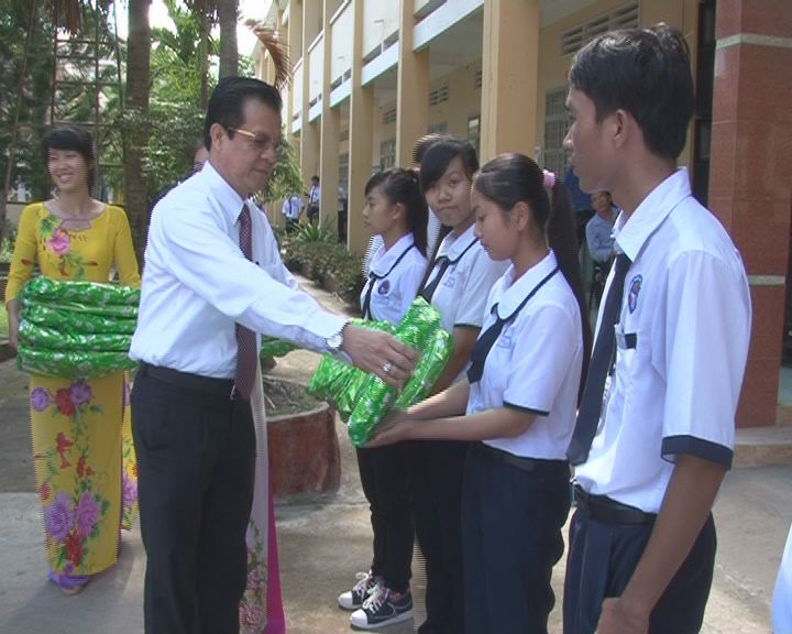 Ông Lê Hồng Quang, Phó Bí thư Tỉnh ủy trao quà cho học sinh vượt khó học giỏi.