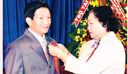 Ông Lý Minh Ân nhận Huân chương Lao động hạng Ba.