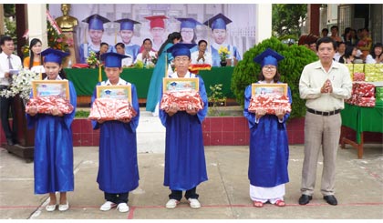 Ông Nguyễn Thành Công, Phó Chủ tịch UBND TP. Mỹ Tho trao thưởng cho học sinh đạt thành tích cao của Trường THCS Xuân Diệu.