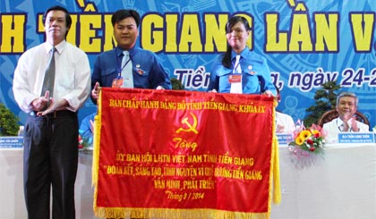 Ông Nguyễn Văn Danh, Phó Bí thư Thường trực Tỉnh ủy trao bức trướng cho Hội LHTN tỉnh.