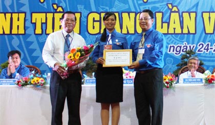 Ông Nguyễn Văn Khang, Chủ tịch UBND tỉnh trao bảng tượng trưng công trình thanh niên “Nhà ở công nhân” cho Hội LHTN tỉnh.
