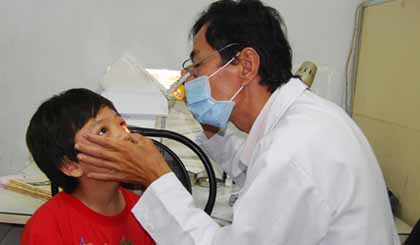 Trẻ em thường nhạy cảm với các loại virus nên tỷ lệ trẻ mắc bệnh đau mắt đỏ rất cao (Ảnh minh họa)