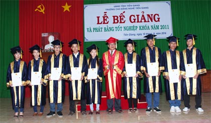 Tiến sĩ Phạm Châu Long, Hiệu trưởng nhà trường trao bằng tốt nghiệp loại xuất sắc cho HS-SV. 