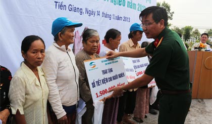 Viettel Tiền Giang thực hiện Chương trình Vì cộng đồng ở huyện Tân Phước.