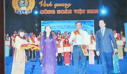 Anh Phạm Văn Chính (đứng giữa) tại Hội nghị “Tuyên dương Chủ tịch CĐCS tiêu biểu toàn quốc”.