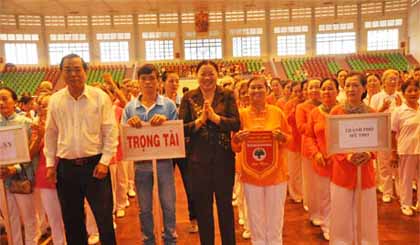 Bà Trần Kim Mai, Phó Chủ tịch Thường trực UBND tỉnh trao Cờ lưu niệm cho các đơn vị.