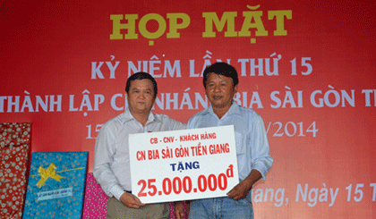 Đại diện Chi nhánh Bia Sài Gòn tại Tiền Giang trao tiền hỗ trợ cho nhân viên Công ty Giao nhận và Vận tải Bia Sài Gòn gặp khó khăn.