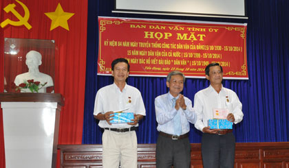 Ông Trần Long Thôn trao Kỷ niệm chương cho các cá nhân có nhiều đóng góp cho công tác dân vận.