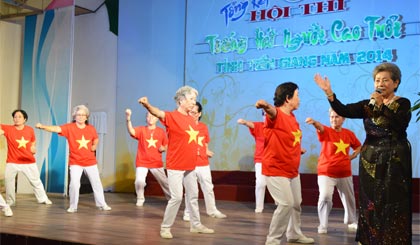 Cụ Nguyễn Thị Lan đơn ca và nhóm múa minh họa do chị Đinh Thị Thanh Nga dàn dựng.