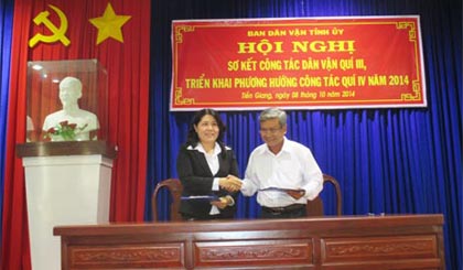 Ông Trần Long Thôn và đại diện Ban Giám đốc Ngân hàng Nhà nước - Chi nhánh Tiền Giang ký kết chương trình phối hợp.