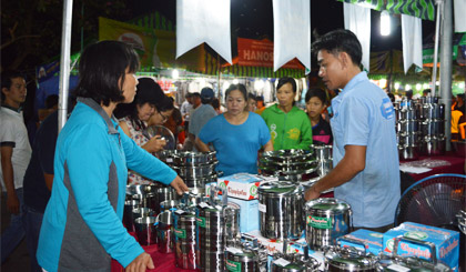 Người dân tham quan, mua sắm tại Phiên chợ hàng Việt tại thị trấn Chợ Gạo