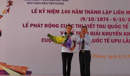 Ban Tổ chức trao giải cho thí sinh Phạm Phương Thảo. Ảnh: VGP/Thúy Hà