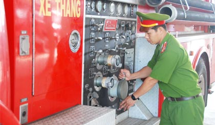 Thượng úy Huỳnh Bá Lộc kiểm tra phương tiện chữa cháy.