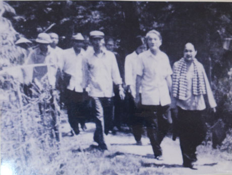 Đồng chí Nguyễn Thị Thập và các đồng chí tham gia Nam kỳ Khởi nghĩa chụp hình lưu niệm tại căn cứ cũ, trước nhà ông Ba Biện.