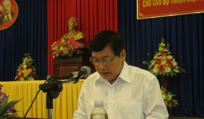Thừa ủy quyền Thường trực Tỉnh ủy, ông Nguyễn Anh Tuấn, Trưởng Ban Tuyên giáo Tỉnh ủy phát biểu tại lễ bế giảng