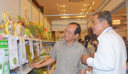 Ông Trần Thanh Đức, Phó Chủ tịch UBND tỉnh Tiền Giang (bên trái) tham quan gian hàng trưng bày sản phẩm của các DN tỉnh Tiền Giang.