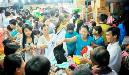 Người dân nông thôn ngày càng ưu tiên sử dụng hàng Việt (ảnh chụp tại một Phiên chợ hàng Việt tại huyện Cái Bè). Ảnh: HỮU NGHỊ