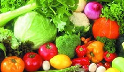 Các chuyên gia y tế khuyên người gia nên ăn nhiều rau xanh. Ảnh: KT