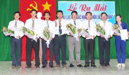 Xã Thanh Bình chuyển giao cờ luân lưu cho thị trấn Chợ Gạo.