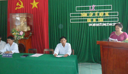 Bà Dương Thị Ngọc Yến, chủ doanh nghiệp, đồng thời là Ban điều hành tổ hợp tác phát biểu cam kết tiêu thụ sản phẩm của tổ hợp tác.
