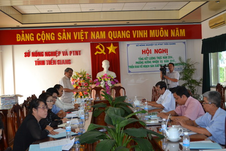 PGS.TS Phạm Văn Dư, Phó Cục trưởng Cục Trồng trọt phát biểu tại buổi họp bàn rải vụ thu hoạch sầu riêng giai đoạn 2015-2020.