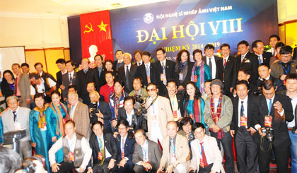 Các đại biểu chụp ảnh lưu niệm với Phó Chủ tịch Quốc hội Uông Chu Lưu.