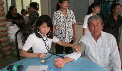 Các thầy thuốc Trạm Y tế phường 9 tham gia khám bệnh từ thiện.