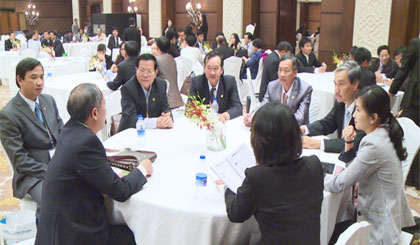Chủ tịch UBND tỉnh Nguyễn Văn Khang cùng doanh nghiệp Tiền Giang trao đổi với doanh nghiệp các nước.