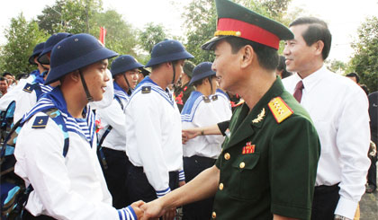 Đại tá Đoàn Thanh Xuân, Chính ủy Bộ Chỉ huy Quân sự tỉnh động viên thanh niên huyện Gò Công Đông lên đường nhập ngũ. Ảnh: LÊ TIỄN