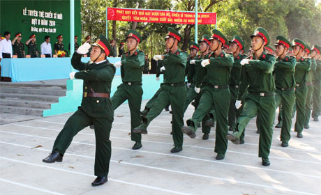 Diễu binh tại lễ tuyên thệ chiến sĩ mới đợt II năm 2014.