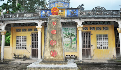 Đài tưởng niệm các chiến sĩ cách mạng đã hy sinh được xây dựng trước sân Đình Ngãi Hữu.