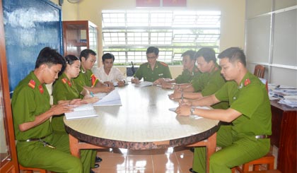 Công an phường 2 trong một buổi họp sinh hoạt về việc học tập và làm theo tấm gương đạo đức Hồ Chí Minh.