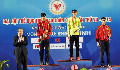 VĐV Nguyễn Thành Nhân (giữa) nhận Huy chương Vàng môn nhảy cao nam.