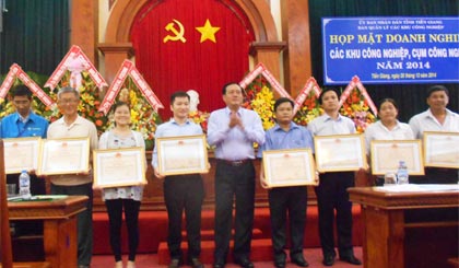 Ông Lê Văn Nghĩa, Phó Chủ tịch UBND tỉnh trao Bằng khen cho các DN.