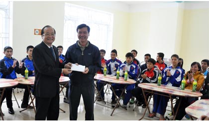 Ông Trần Thanh Đức trao tiền của UBND tỉnh tặng Đoàn Thể thao Tiền Giang.