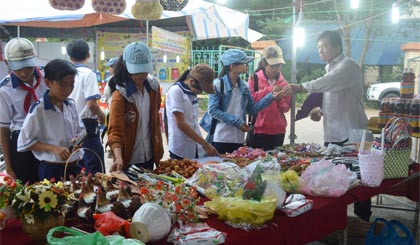 Mua sắm hàng hóa tại Phiên chợ hàng Việt về nông thôn tại xã Phú Mỹ.
