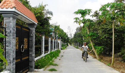 Tiêu chí giao thông - một trong 19 tiêu chí xây dựng NTM đã huy động được sự đóng góp của người dân xã Tam Bình.