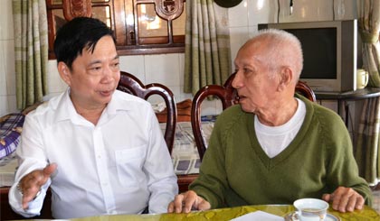  Bí thư Tỉnh ủy Trần Thế Ngọc ân cần thăm hỏi sức khỏe ông Nguyễn Văn Mẫn, nguyên cán bộ lãnh đạo Quân đội.