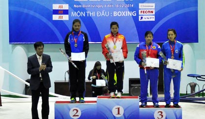 VĐV Trần Thị Oanh Nhi (bìa trái) nhận Huy chương Bạc môn Boxing.