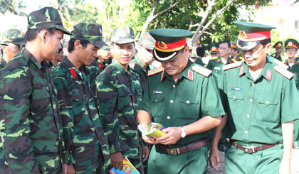 Trung tướng Nguyễn Phương Nam, Tư lệnh Quân khu 9 kiểm tra công tác huấn luyện lực lượng dự bị động viên tại Trung đoàn 924