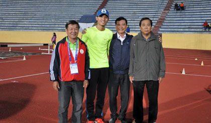 VĐV Nguyễn Thành Nhân ( thứ 2 từ trái sang) cùng lãnh đạo Đoàn Thể thao Tiền Giang.