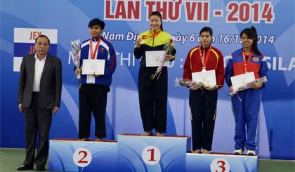 VĐV Phạm Nguyễn Huỳnh Như (bìa trái) nhận Huy chương Bạc môn Pencak Silat.