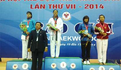 VĐV Trịnh Kim Tường Vân (thứ 2 từ trái sang) nhận Huy chương Vàng Teakwondo - nội dung đối kháng cá nhân nữ.