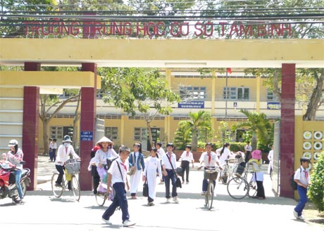 Xã Tam Bình đang phấn đấu đạt chuẩn xã NTM vào cuối năm 2014 (ảnh chụp ở Trường THCS Tam Bình).