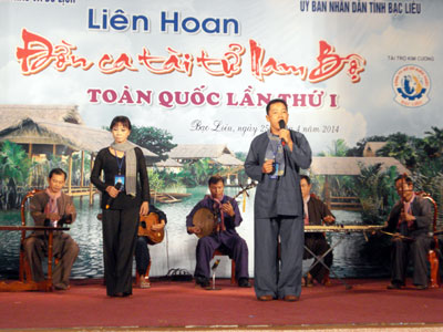 Ban Đờn ca tài tử tỉnh Tiền Giang trên sân khấu Liên hoan Đờn ca tài tử Nam bộ toàn quốc lần thứ nhất năm 2014 tại tỉnh Bạc Liêu.