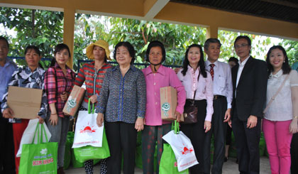 Nguyên Phó Chủ tịch nước Trương Mỹ Hoa tặng quà cho hộ nghèo xã Phú Tân.