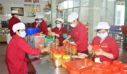 Cơ sở sản xuất kẹo - mứt Anh Quí sản xuất bánh, kẹo tết.