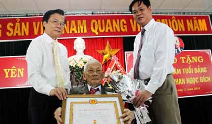 Đồng chí Phan Ngọc Bích vinh dự đón nhận Huy hiệu 85 tuổi Đảng.