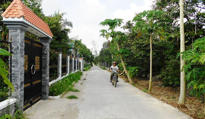 Đường giao thông ở xã Tam Bình được người dân hiến đất mở rộng - kết quả từ công tác tuyên truyền, vận động của chính quyền xã.