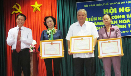 Ông Nguyễn Kiều Linh, Phó Cục trưởng Cục công tác phía Nam - Bộ VH-TT&DL (bìa trái) trao Bằng khen của Bộ VH-TT&DL cho các cá nhân.